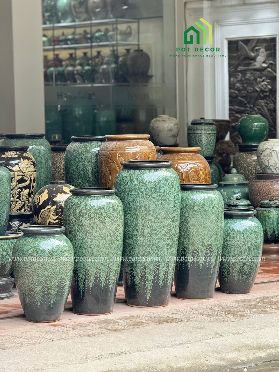 Bình gốm xanh ngọc khắc hoa thủ công