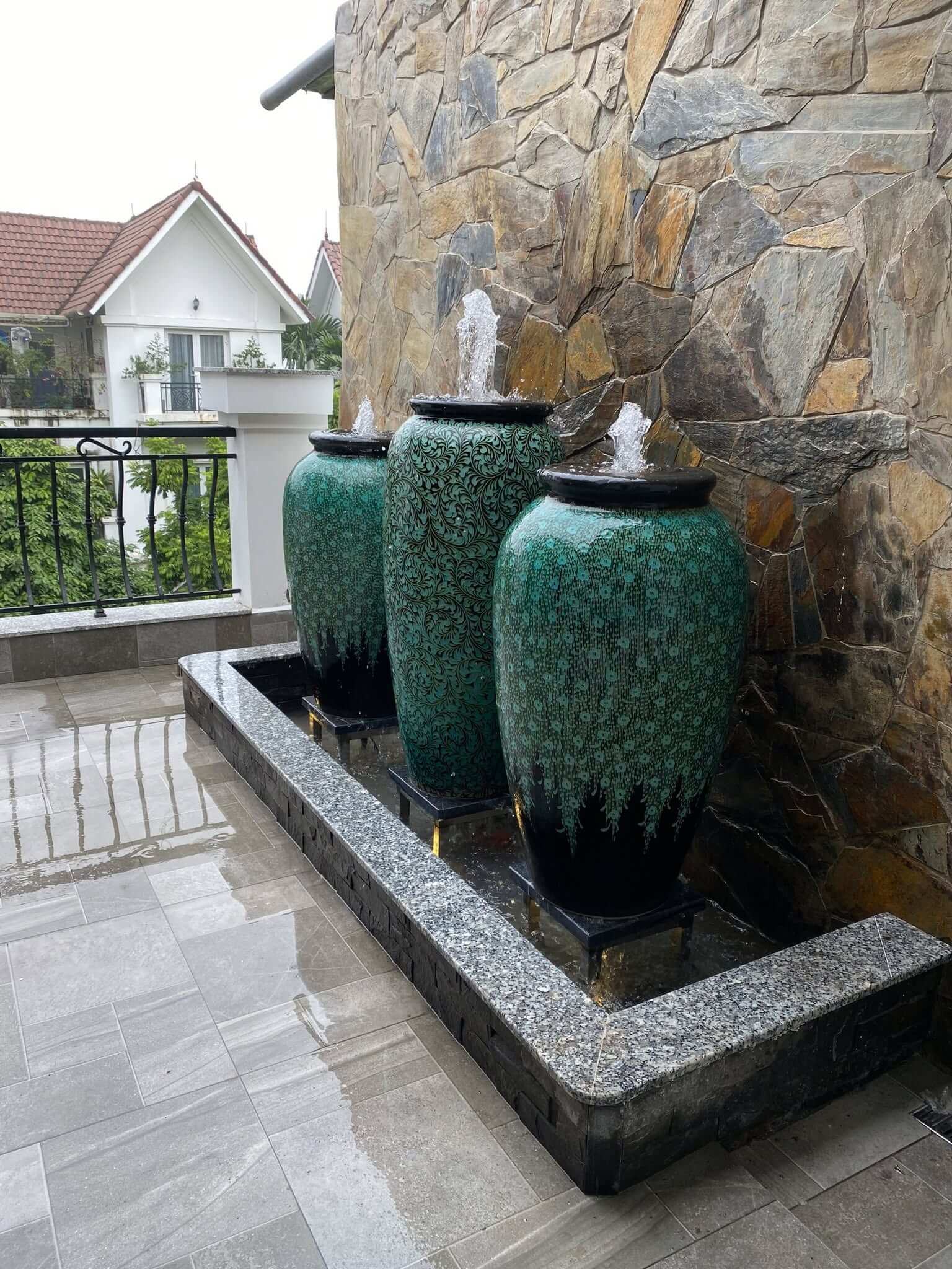 Thác nước tiểu cảnh sân vườn chất liệu gốm sứ